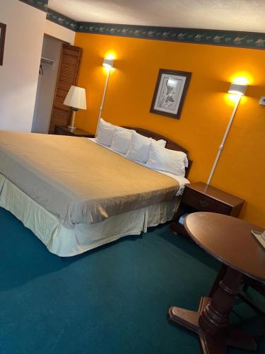 Postel nebo postele na pokoji v ubytování Sunrise Motel
