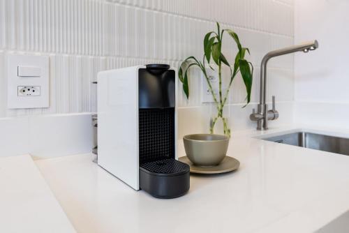 a black appliance sitting on a kitchen counter at VNC13 Conforto e Estilo Perto do Metrô Anhangabaú in Sao Paulo
