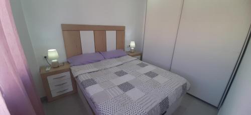 1 dormitorio con 1 cama y 2 luces en una mesita de noche en Apartamento La Puntica, en San Pedro del Pinatar