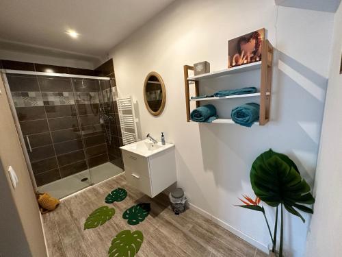 une salle de bain avec un lavabo et une douche dans l'établissement Victory Lodge spa, à Choisy-la-Victoire