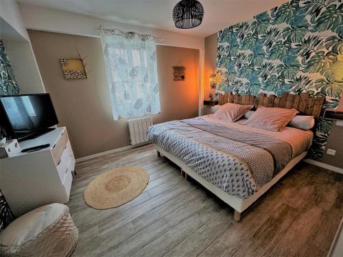 um quarto com uma cama e uma televisão em Victory Lodge spa em Choisy-la-Victoire