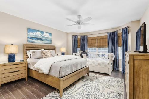 ein Schlafzimmer mit einem großen Bett und einem Fenster in der Unterkunft Balcony View, Updated Interior, Close to the Beach! in Atlantic City