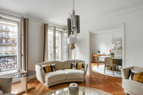 Photo de la galerie de l'établissement 2 Bedroom Luxurious Apartment next to Arc de Triumphe, à Paris