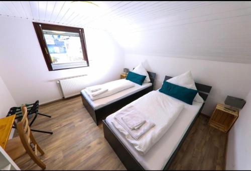 Habitación con cama, sofá y ventana en B&B Malú am Ring, en Müllenbach