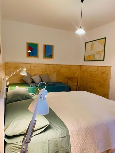 una camera da letto con un letto illuminato di Il palombaro bianco a Pugliola