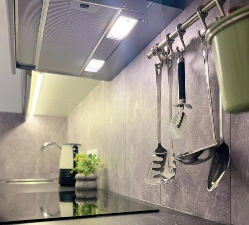 una cocina con utensilios colgando en la pared en Ferienwohnung Bloom, en Bernkastel-Kues