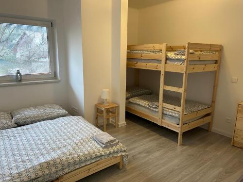 sypialnia z 2 łóżkami piętrowymi i łóżkiem w obiekcie Dovolenkový dom Púpava w Tierchowej