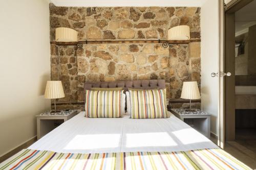 Glamorous Flat with Jacuzzi near Hadrians Gate في أنطاليا: غرفة نوم بسرير كبير فيها مصباحين