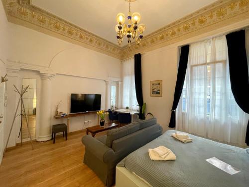 uma sala de estar com um sofá e uma televisão em Athens Kolonaki Luxury Home em Atenas