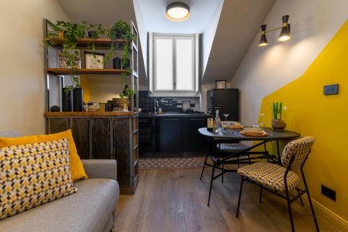 - un salon avec un canapé et une table dans l'établissement Il Sogno nel Cassetto, à Turin