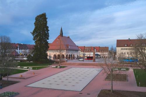 a large building with a tree in front of it at Helles modernes City-Loft in Freudenstadt