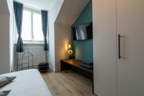 un dormitorio con una cama y una ventana en Il Sogno nel Cassetto, en Turín