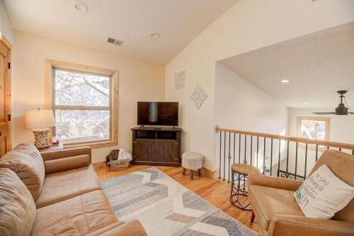 uma sala de estar com um sofá e uma televisão em Engen Hus Bed and Breakfast em Salt Lake City