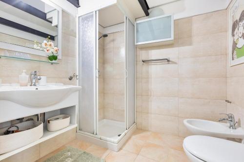 um banheiro com chuveiro e pia em L'Appartamentino Holiday Home em Lecce