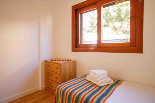 Habitación con cama con tocador y ventana en Sol-Paraíso, en La Manga del Mar Menor