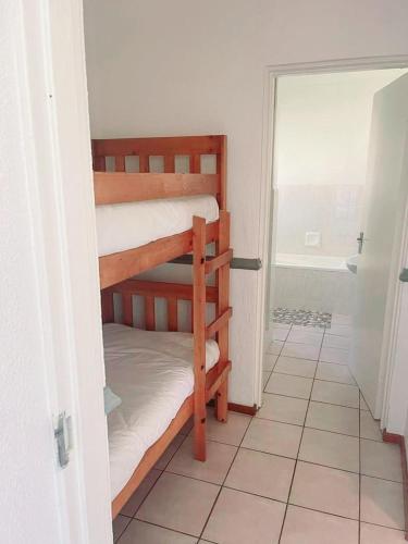 Katil atau katil-katil dalam bilik di Unit 24 Pendleberry Grove Holidays