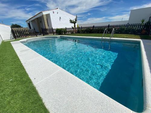 Kolam renang di atau dekat dengan Chalet Ventura Conil