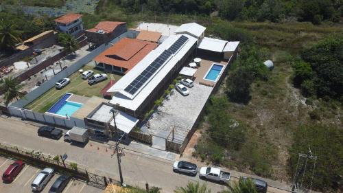 una vista aérea de una casa con piscina en Pousada Ilha de Itacimirim, en Itacimirim
