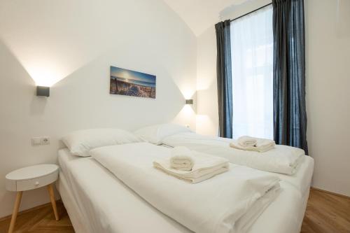 A bed or beds in a room at Modern hotel-styled apartment in the second district of Vienna.