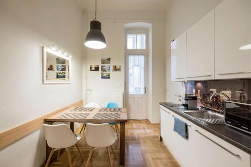 ブダペストにあるKlarahome Apartmentのキッチン(テーブル、椅子2脚、シンク付)