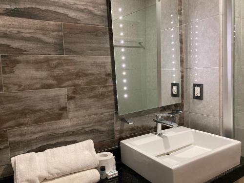 a bathroom with a sink and a mirror at Palmas de Chahue in Santa Cruz Huatulco