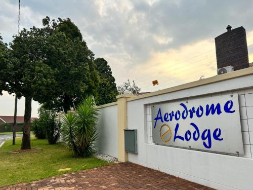 ein Schild an der Seite eines Gebäudes in der Unterkunft Aerodrome Lodge and Conference Centre in Benoni