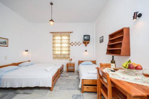 Postel nebo postele na pokoji v ubytování Golden Beach Glyfada Studios