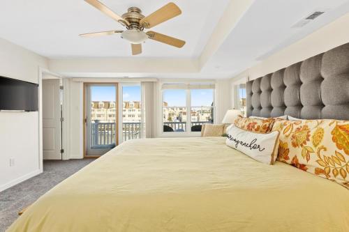 um quarto com uma cama grande e uma ventoinha de tecto em PERFECT 5 STAR - Chelsea Harbor House em Atlantic City