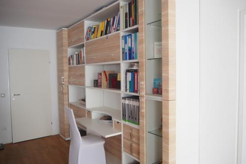 a room with a book shelf filled with books at Modernes Studio-Apartment nahe Zentrum mit Garagenplatz in Vienna