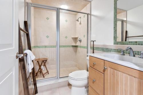 uma casa de banho com um chuveiro, um WC e um lavatório. em PERFECT 5 STAR - Chelsea Harbor House em Atlantic City