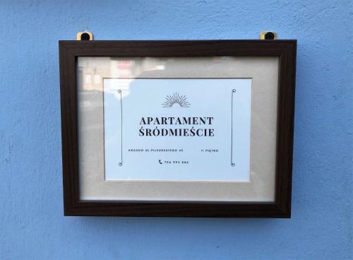 a picture in a frame hanging on a wall at Apartament Śródmieście Krosno in Krosno