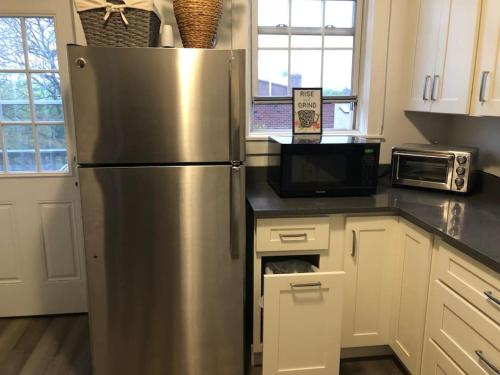 een keuken met een roestvrijstalen koelkast en een magnetron bij Private Rooms in TownHouse w Shared Baths Qn Bed 1-3ppl in Unionport