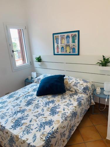 een slaapkamer met een bed met een kussen erop bij Farfalla in San Vito lo Capo
