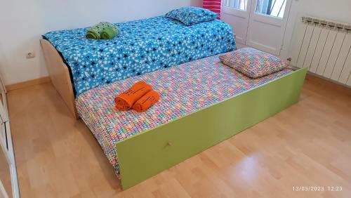 1 dormitorio con 1 cama con 2 almohadas en Bretón Mágico, en Logroño