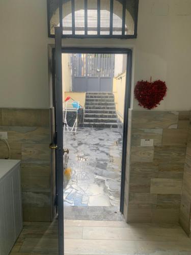 eine Tür, die in ein Zimmer mit Steinboden führt in der Unterkunft SWEET HOME - tra Vesuvio, Sorrento e Napoli in San Giorgio a Cremano