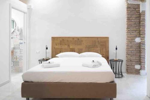 Un pat sau paturi într-o cameră la COLOSSEUM LUXURY HOME