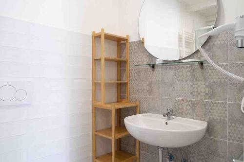 un bagno con lavandino e specchio di COLOSSEUM LUXURY HOME a Roma