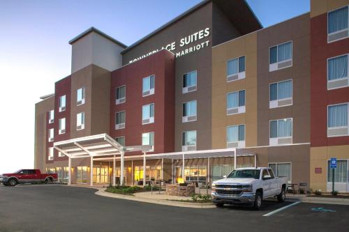 un hotel con un camión estacionado en un estacionamiento en TownePlace Suites by Marriott Albany en Albany