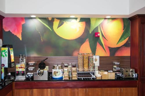 Utensilios para hacer té y café en Comfort Inn & Suites Berea