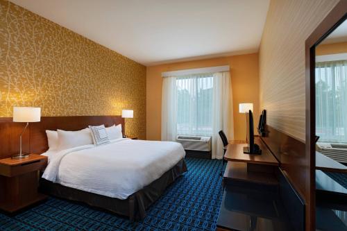 RichmondにあるFairfield Inn & Suites Houston Richmondのベッドとテレビが備わるホテルルームです。