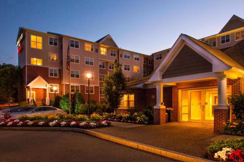 um edifício com um carro estacionado em frente em Residence Inn Worcester em Worcester