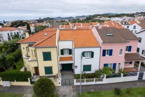 um grupo de casas com telhados laranja numa cidade em Silvia's House em Ponta Delgada