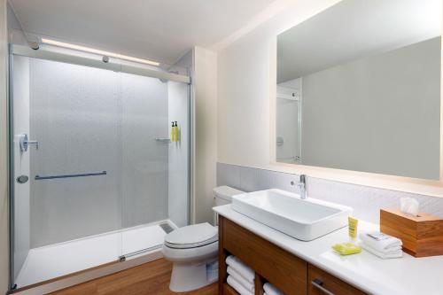 ein Bad mit einem WC, einem Waschbecken und einer Dusche in der Unterkunft Element Atlanta Midtown in Atlanta