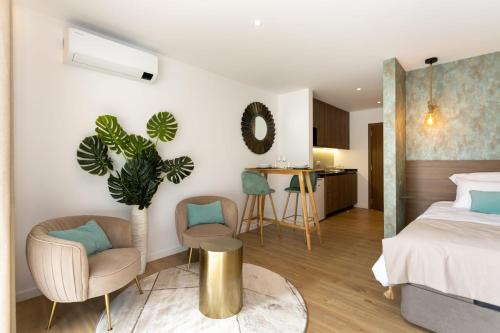 Un dormitorio con una cama y una mesa y sillas. en Marinha Grande apartamentos N5 ICE, en Marinha Grande
