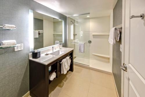Residence Inn by Marriott Blacksburg-University في بلاكسبورغ: حمام مع حوض ومرآة