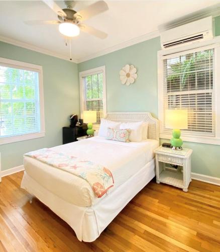 Una cama o camas en una habitación de Westwinds Inn
