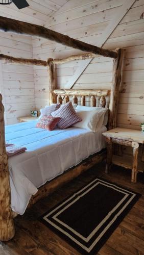 1 dormitorio con 1 cama en una cabaña de madera en Flying High Luxury Cabin en Campbellsville
