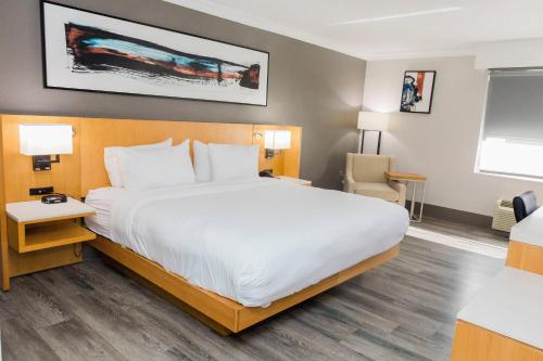 Delta Hotels Columbia Northeast في كولومبيا: غرفة نوم بسرير كبير في غرفة الفندق