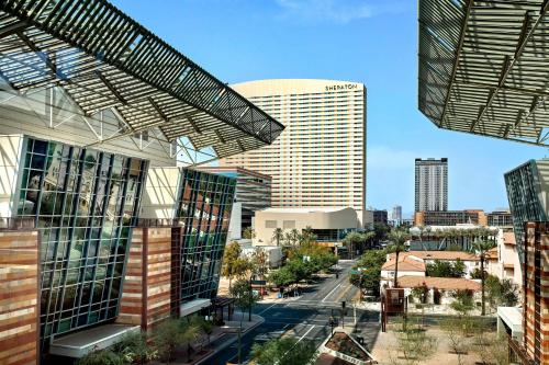 - une vue sur une ville avec de grands bâtiments et une rue dans l'établissement Sheraton Phoenix Downtown, à Phoenix