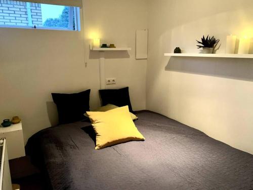 Säng eller sängar i ett rum på Cosy one bedroom apartment in Reykjavík